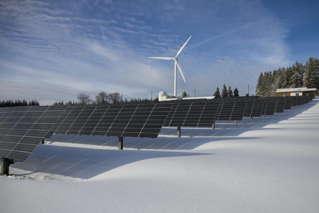 Paneles solares en una planta de energías renovables